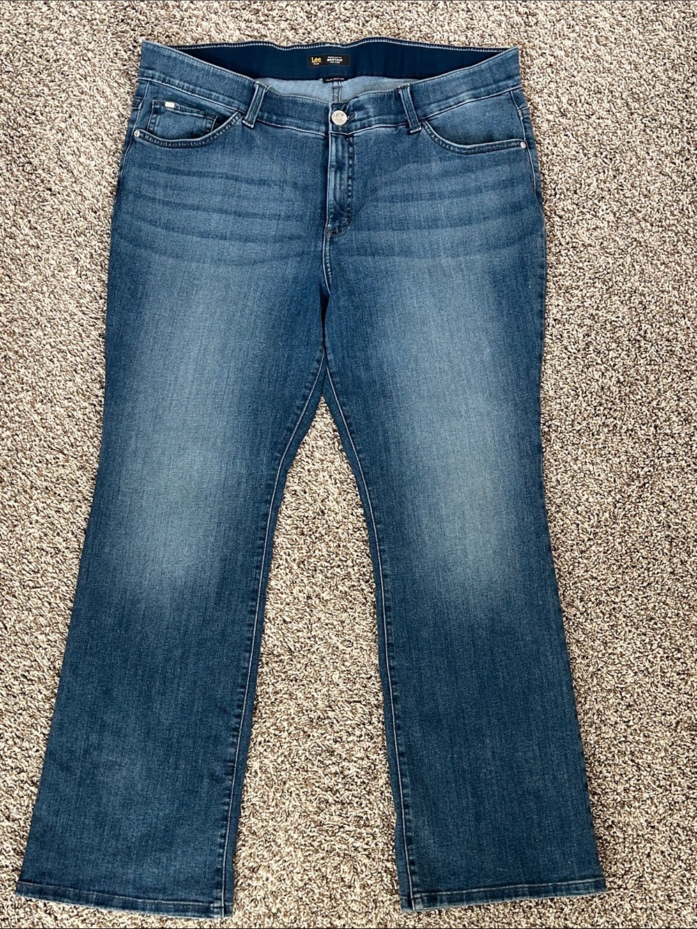 EUC Lee Women's Flex Motion Mid Rise Bootcut Jeans | Medium Wash | 18W